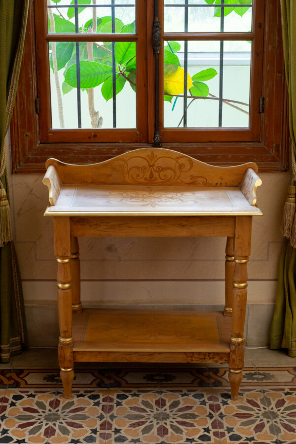 Corner Table - - Queen Victoria